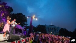 رئیس جمهور اوباما و بانوی اول حین میزبانی ضیافت قصر سفید به مناسبت روز استقلال