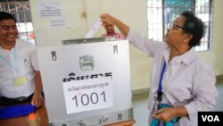 មន្ត្រី​ក្រុម​ប្រឹក្សា​សង្កាត់​មួយ​រូប ​ស្ថិត​ក្នុង​ការិយាល័យ​បោះ​ឆ្នោត​ព្រឹទ្ធ​សភា​មួយ​កន្លែង​នៅ​ក្រុង​ភ្នំពេញ​​ កាល​ពី​ថ្ងៃទី២៥​ ខែកុម្ភៈ ​ឆ្នាំ២០១៨។ ​(អូន ឆេងប៉រ/VOA)