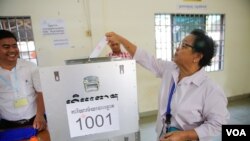 រូបភាព​ឯកសារ៖ មន្ត្រី​ក្រុម​ប្រឹក្សា​សង្កាត់​មួយ​រូប ​ចូលរួម​បោះ​ឆ្នោត​ព្រឹទ្ធ​សភា ដែល​ជា​ការ​បោះឆ្នោត​អសកល​ផង​ដែរ ​កាល​ពី​ថ្ងៃទី២៥​ ខែកុម្ភៈ ​ឆ្នាំ២០១៨។ ​(អូន ឆេងប៉រ/VOA)