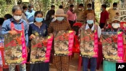 នៅក្នុង​រូប​ដែល​ចេញផ្សាយ​ដោយ​ក្រសួង​សុខាភិបាល​កម្ពុជា បង្ហាញពី​អ្នកភូមិ​កម្ពុជា​កាន់ផ្ទាំង​ផ្សព្វផ្សាយ​អំពី​ជំងឺ​គ្រុនផ្តាសាយ​បក្សី H5N1 ខណៈដែល​អ្នកជំនាញ​ផ្នែក​សុខភាព​ព្យាយាម​អប់រំ​ពួកគេ​ឱ្យ​ថែរក្សាសុខភាព ខេត្តព្រៃវែង​នៃ​ប្រទេស​កម្ពុជា នៅ​ទី២៣ ខែកុម្ភៈ ឆ្នាំ២០២៣។ 