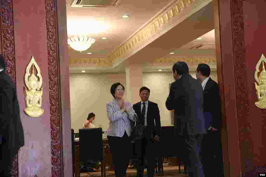 អ្នកស្រី Bu Jianguo ឯកអគ្គរដ្ឋទូតសាធារណៈរដ្ឋ​​ប្រជាមានិត​ចិន​ប្រចាំ​កម្ពុជា​ដើរ​ចេញ​ពី​បន្ទប់​ប្រជុំ បន្ទាប់​មាន​ជំនួប​ជាមួយ​​រដ្ឋមន្ត្រី​ក្រសួងការបរទេស​ទើបតែងតាំង​ថ្មី​ លោក​ប្រាក់ សុខុន​ នៅ​រាជធានី​ភ្នំពេញ កាលពី​ថ្ងៃទី៥ ខែឧសភា ឆ្នាំ២០១៦។ ​​ក្រសួង​ការបរទេស​និង​សហប្រតិបត្តិការ​អន្តរ​ជាតិ​ បាន​អញ្ចើញ​អង្គទូត​ចំនួន​២៩​រូប​​ប្រជុំ​សំណេះ​ បន្ទាប់​ពី​លោក​ប្រាក់ សុខុន​ ​ឡើង​កាន់​តំណែង​បាន​មួយ​ខែកន្លង​មក។