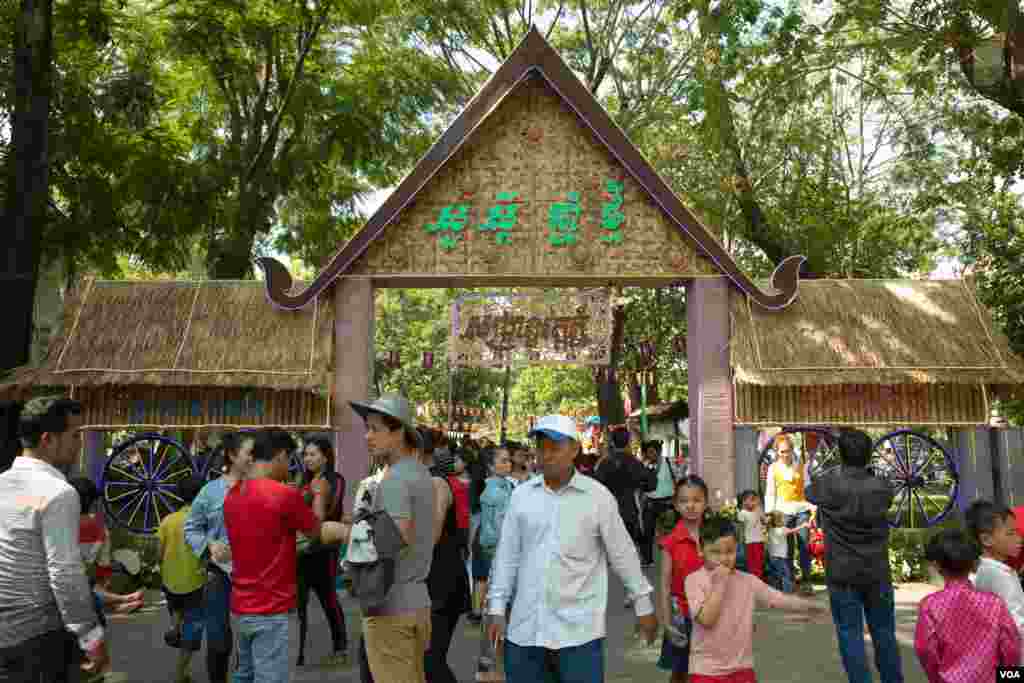 ប្រជាជន​ខ្មែរ​ដើរ​នៅ​ខាង​មុខ​ក្លោង​ទ្វារសង្រ្កាន្ត​នៅ​​រមណីយដ្ឋាន​វត្តភ្នំ អំឡុង​កម្មវិធីសង្រ្កាន្ត​វត្ត​ភ្នំដើម្បី​​អបអរ​ពិធី​បុណ្យ​ចូល​ឆ្នាំ​ប្រពៃណី​ខ្មែរ​នៅ​ក្នុង​ថ្ងៃទីពីរ កាលពី​ថ្ងៃទី​១៥ ខែមេសា ឆ្នាំ២០១៩ ក្នុង​រាជធានី​ភ្នំពេញ ប្រទេស​កម្ពុជា។(ទុំ ម្លិះ/VOA)