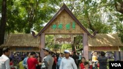 រូបឯកសារ៖ ប្រជាជន​ខ្មែរ​ដើរ​នៅ​ខាង​មុខ​ខ្លោង​ទ្វារសង្រ្កាន្ត​នៅ​​រមណីយដ្ឋាន​វត្តភ្នំ អំឡុង​កម្មវិធីសង្រ្កាន្ត​វត្ត​ភ្នំដើម្បី​​អបអរ​ពិធី​បុណ្យ​ចូល​ឆ្នាំ​ប្រពៃណី​ខ្មែរ​នៅ​ក្នុង​ថ្ងៃទីពីរ កាលពី​ថ្ងៃទី​១៥ ខែមេសា ឆ្នាំ២០១៩ ក្នុង​រាជធានី​ភ្នំពេញ។ (ទុំ ម្លិះ/VOA)