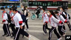 29일 중국 베이징에서 마스크를 쓰고 횡단보도를 건너는 학생들.