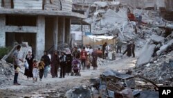 Raseljeni Palestinci u razrušenom Kan Junisu, na jugu Gaze (Foto: AP/Jehad Alshrafi)