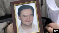 Sergey Magnitskiy AQShga qarashli "Hermitage Capital" sarmoya jamg'armasida yurist bo'lib ishlagan.