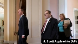 ក្រុមការងារ​រឿង​ចោទប្រកាន់​ដក​តំណែង​លោក ដូណាល់ ត្រាំ ដែល​រួម​មាន​ទាំង​លោក Adam Schiff​ ប្រធាន​គណៈ​កម្មាធិការ​យុត្តិធម៌​នៃ​រដ្ឋ​សភា​ មក​ដល់​សវនាការ​ដក​តំណែង​លោក​ ត្រាំ នៅ​ថ្ងៃ​ទី ៣ នៅ​រដ្ឋ​សភា កាល​ពី​ថ្ងៃ​ទី​២៣ មករា ២០២០។