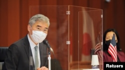 Sung Kim, Utusan Khusus AS untuk Korea Utara, berbicara dalam pertemuan trilateral antara Jepang, AS, dan Korea Selatan, untuk membahas Korea Utara, di Tokyo, Jepang, 14 September 2021. (Foto: David Mareuil via REUTERS)