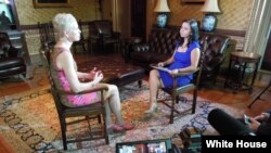 Prezident Obamaning Rossiya va Yevrosiyo bo'yicha maslahatchisi, Oq uy Davlat xavfsizligi kengashi rasmiysi Selest Vollander (Celeste Wallander) "Amerika Ovozi" jurnalisti Navbahor Imamova bilan suhbatda, Vashington, 22-aprel, 2014