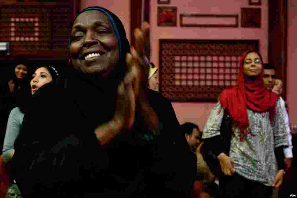 Women clap and chant as presidential hopeful Abdel Moneim Aboul Fotouh enters the conference hall. (Y. Weeks/VOA)