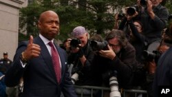 Градоначалникот на Њујорк Ерик Адамс, го напушта Федералниот суд на Менхетн по појавувањето на 27 септември 2024 година во Њујорк