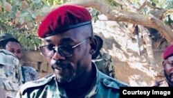 Colonel déserteur de l’armée congolaise, John Tshibangu, entouré d’hommes armés en tenues militaires, dans une image postée sur des réseaux sociaux, 18 janvier 2018. (Facebook)