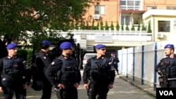 Pasukan bantuan misi EULEX pimpinan Uni Eropa berjaga-jaga di perbatasan Kosovo.