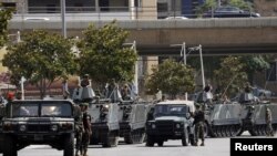 Tentara Lebanon mengamankan lokasi di mana terjadi penembakan atas seorang demonstran anti Hizbullah di Beirut, Minggu (9/6).
