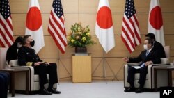 Perdana Menteri Jepang Yoshihide Suga (kanan) menerima Komandan Militer AS, Laksama Philip Davidson, di Tokyo, Kamis (22/10).