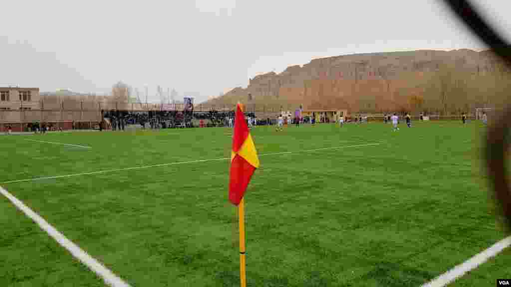 دا هم د بامیان ولایت ورزشي ستدیوم چې د بودا مجسمې په لمنو کې جوړ شوی دی