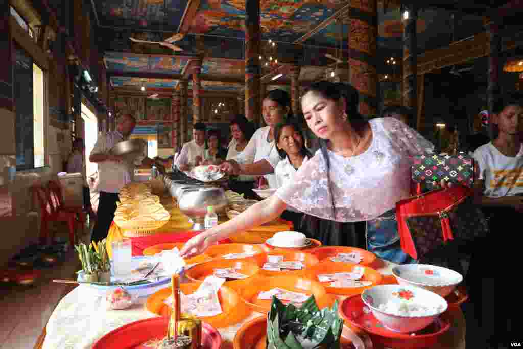 ប្រជា​ពលរដ្ឋ​កំពុង​រាប់​បាត្រ​​​ក្នុង​ថ្ងៃ​បិណ្ឌ​ទី​១៣ នៃ​ពិធី​បុណ្យ​ភ្ជុំ​បិណ្ឌ​នៅ​រាជធានី​ភ្នំពេញ នៅ​ថ្ងៃទី​២៦​ ខែ​កញ្ញា ឆ្នាំ​២០១៩។ (កាន់ វិច្ឆិកា/VOA)