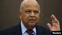 Le ministre des Finances sud-africain, Pravin Gordhan, lors d'une conférence de presse à Sandton près de Johannesburg, le 14 mars 2016.
