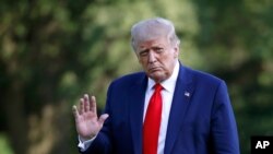 도널드 트럼프 미국 대통령이 15일 백악관 사우스론에 도착했다. 트럼프 대통령은 홍콩국가보안법 제정에 관여한 중국 고위 관리들에 대한 추가 제재를 배제하지 않고 있다고 백악관이 밝혔다.