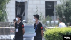 天津爆炸事故现场，核心爆炸区周围多座居民楼窗户被震碎，高速公路桥梁受损，多辆大货车被炸翻，小汽车起火或被砸，多名当地居民仍逗留在事故现场。（美国之音记者东方拍摄）