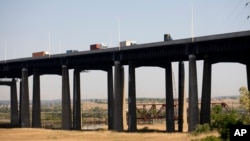 Saobraćaj se odvija preko mosta u New Jerseyju, 18. maj 2021.