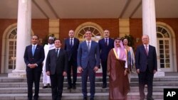 Perdana Menteri Spanyol Pedro Sanchez (tengah), berfoto bersama Menteri Luar Negeri Spanyol Jose Manuel Albares (barisan depan, nomer dua dari kiri) di Istana Moncloa di Madrid, Spanyol, Rabu, 29 Mei 2024. (AP/Manu Fernandez)