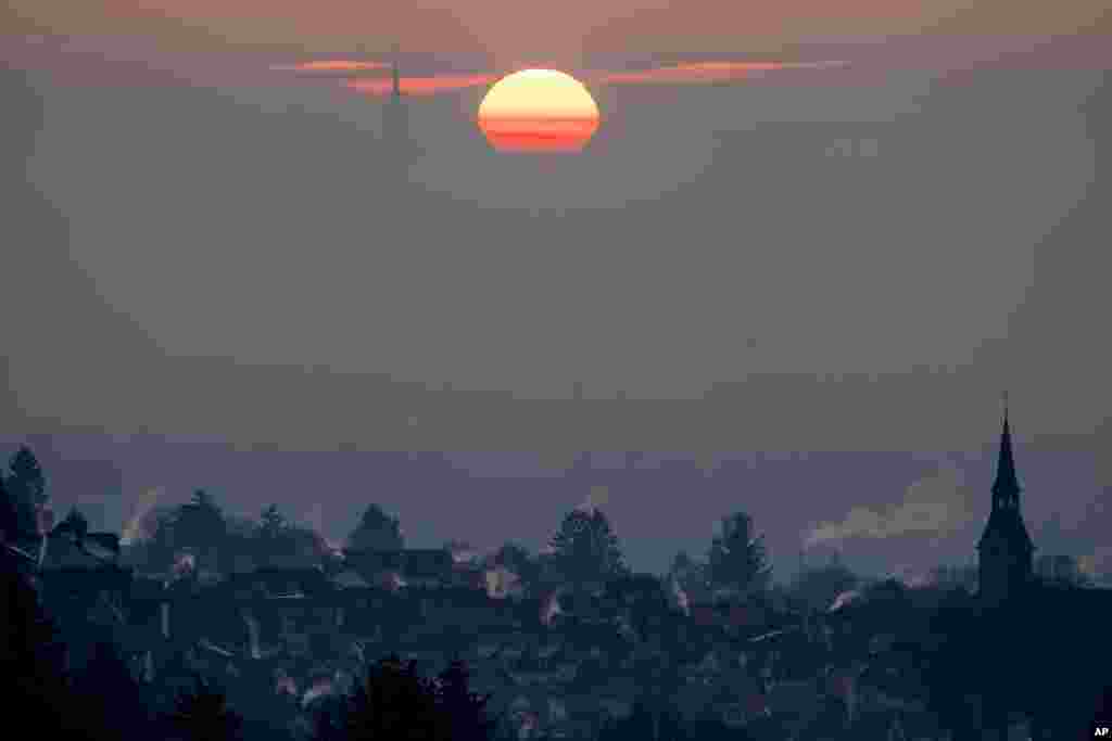 طلوع یک روز سرد زمستانی در شهر کرونبرگ آلمان