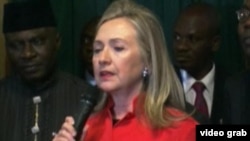 Một người biểu tình đeo chuỗi bùa hộ mệnh tham gia tuần hành về phía trung tâm Bangkok, Thái Lan. Hàng ngàn người đã xuống đường ở thủ đô Thái Lan sau khi các nhà lập pháp nước này thông qua một dự luật ân xá chính trị có thể cho phép cựu Thủ tướng Thaksin Shinawatra đang lưu vong hồi hương.