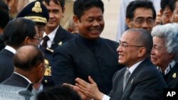 ព្រះមហាក្សត្រនរោត្តម​សីហមុនី​យាង​ពី​ក្រុង​ប៉េកាំង​ដល់​ព្រលាន​យន្តហោះ​អន្តរជាតិ​ភ្នំពេញ។​