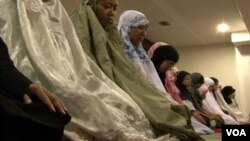 Warga Muslim di Golden Colorado sholat melakukan shalat Tarawih berjamaah.