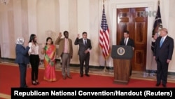 Deux immigrants du Soudan et du Ghana deviennent citoyens américains lors de la cérémonie de naturalisation à la Maison Blanche, en présence du président Donald Trump, le mardi 26 août 2020. (Photo: 2020 Republican National Convention/Handout via REUTERS)