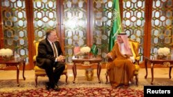 Menteri Luar Negeri AS, Mike Pompeo bersama Menteri Luar Negeri Arab Saudi, Adel Al-Jubeir di Riyadh, 28 April 2018.