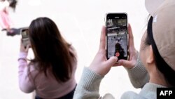 آسٹریلیا کے شہر میلبرن میں 16 سال سے کم عمر اسٹوڈنٹس اپنے سمارٹ فونز پر سوشل میڈیا پر ہیںل۔ 28 نومبر 2024