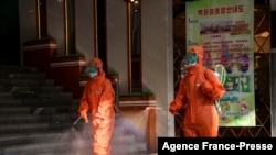 지난해 10월 북한 평양 시내 백화점 관계자들이 신종 코로나바이러스 방역 소독을 진행하고 있다. (자료사진)