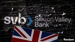 Uništen logo Banke Silicijumske doline i zastava Velike Britanij (Foto:REUTERS/Dado Ruvic/Illustration/File Photo)