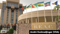 Siège de la BEAC à N'Djamena au Tchad, le 17 octobre 2019. (VOA/André Kodmadjingar)