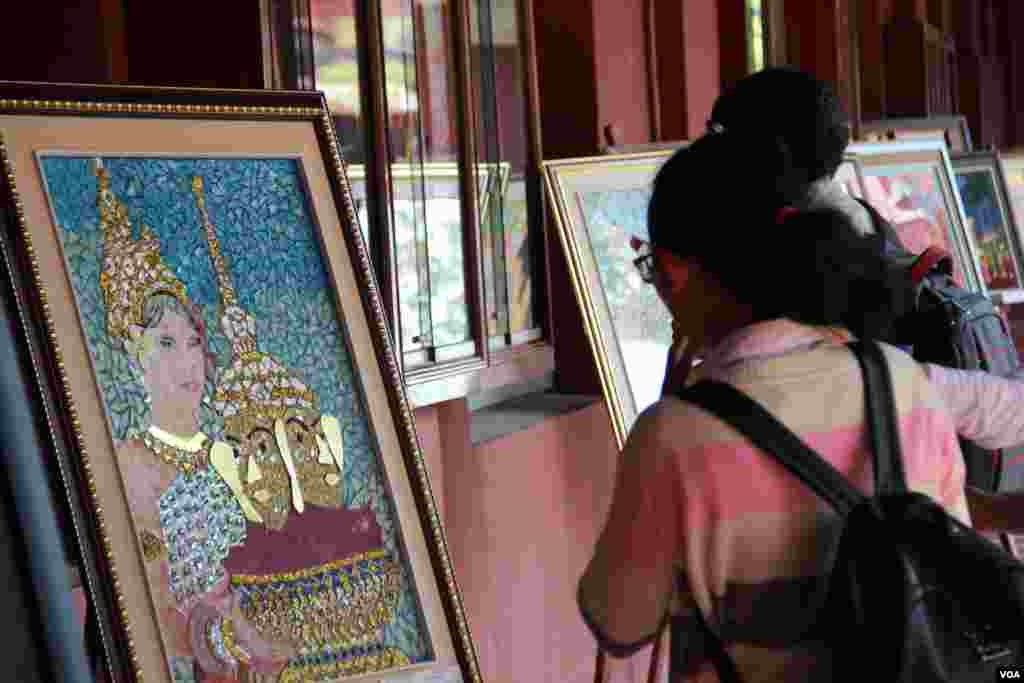 អ្នក​ចូល​រូម​ម្នាក់​មើល​ស្នាដៃ​សិល្បៈ​របស់​និស្សិត​ឆ្នាំ​មូលដ្ឋាន​នៅ​ក្នុងពិធី​តាំង​ពិព័រណ៌​ &laquo;ទេព​កោសល្យ​និង​ស្នាដៃ&raquo; ក្នុង​សាលក​វិទ្យាល័យ​ភូមិន្ទ​វិចិត្រ​សិល្បៈ កាល​ពី​ថ្ងៃ​ទី​៧​ ខែ​មេសា​ ឆ្នាំ​២០១៥។​ (នូវ​ ពៅ​លក្ខិណា/VOA)