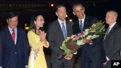 Presiden AS Barack Obama mendapat karangan bunga setiba di bandara Noi Bai, Hanoi, Vietnam hari Minggu (22/5).