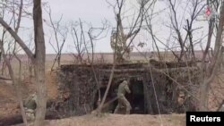 우크라이나 군을 향해 포를 발사하는 러시아 병력의 모습. (자료화면)