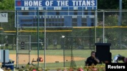 Police investigate a shooting scene after a gunman opened fire on Republican members of Congress during a baseball practice near Washington in Alexandria, Virginia, 14, 2017. 
