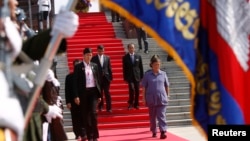 ព្រះអង្គម្ចាស់ក្សត្រិយ៍ ​មហាចក្រី សីរិនថន នៃ​ប្រទេស​ថៃ​យាង​ចេញ​ពី​វិមាន​ឯករាជ្យ​ក្នុង​រាជធានី​ភ្នំពេញ​នៅ​ក្រោយ​ពេល​បាន​យាង​ដាក់​កម្រង​ផ្កា​នៅ​ទីនោះ​កាល​ពី​ថ្ងៃ​ទី​២៣ ខែ​កុម្ភៈ ឆ្នាំ​២០១៦។