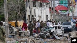 Les forces de sécurité sur les lieux de l’attentat-suicide dans la capitale Mogadiscio, en Somalie, le 26 juillet 2015.