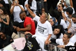 지난 27일 프랑스 파리 외곽 낭테르에서 경찰 총격에 사망한 '나엘' 군의 어머니 '모우니아(가운데)' 씨가 29일 현지에서 열린 규탄 시위에 참가하고 있다.