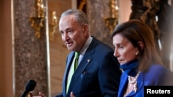 Pemimpin Minorita Senat Chuck Schumer bersama Ketua DPR AS saat memberi keterangan pers di Capitol, Washington, 29 Juli 2020. (Foto: Reuters)