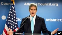 លោក John Kerry រដ្ឋ​មន្រ្តី​ការបរទេស​ស.រ.អា.​ថ្លែង​អំពី​បម្រែ​បម្រួល​អាកាសធាតុ​ទៅ​កាន់​ក្រុម​ប្រឹក្សា​មហា​សមុទ្រ​អាតាឡង់ទិក​នៅ​ក្នុង​រដ្ឋធានី​វ៉ាស៊ីនតោន កាលពី​ថ្ងៃទី១២ ខែមីនា ឆ្នាំ២០១៥។