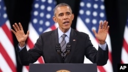 Presiden AS Barack Obama berpidato di SMA Del Sol di Las Vegas, Nevada (21/11). (AP/Isaac Brekken)