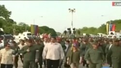 Maduro participe à une parade militaire