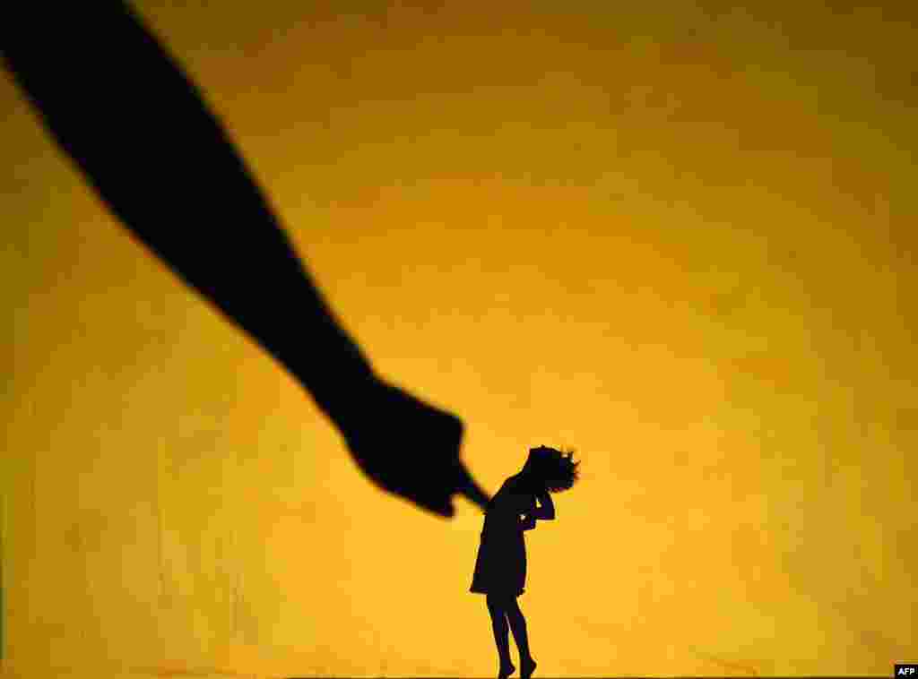 Dancers with Pilobolus perform during a dress rehearsal for the American premiere of Pilobolus&rsquo;s &quot;Shadowland&quot; at NYU Skirball Center for the Performing Arts in New York, Nov. 20, 2015.