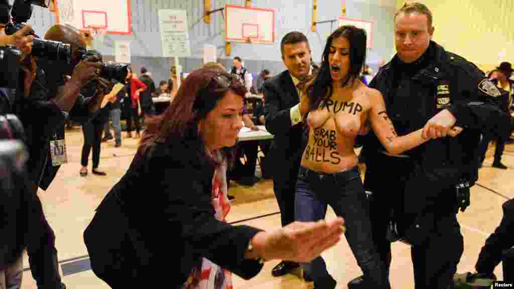 Une femme manifeste, seins nus, au sous-sol du P.S. 59 où Donald Trump devait voter, à Manhattan, New York, États-Unis, 8 novembre 2016. Elle a été amenée dehors par la police.