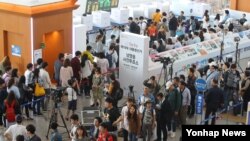 19대 대통령선거 사전투표 누적투표율이 역대 최고치를 훌쩍 넘은 5일 서울역 대합실에 마련된 남영동 사전투표소에서 여행객을 비롯한 시민들이 줄지어 투표하고 있다. 